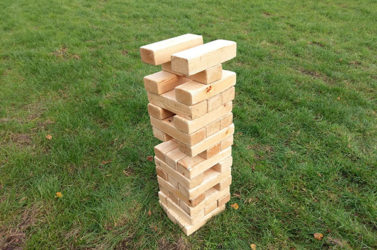 Zeskamp spel ‘Mega jenga’ huren